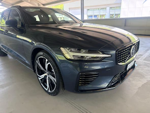 image du véhicule VOLVO V60 2.0 T6 TE Plus Dark eAWD - gancio traino elettrico e pneumatici invernali usati inclusi