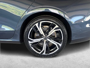 image du véhicule VOLVO V60 2.0 T6 TE Plus Dark eAWD - gancio traino elettrico e pneumatici invernali usati inclusi