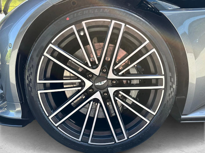 Fahrzeugbild ASTON MARTIN DB12