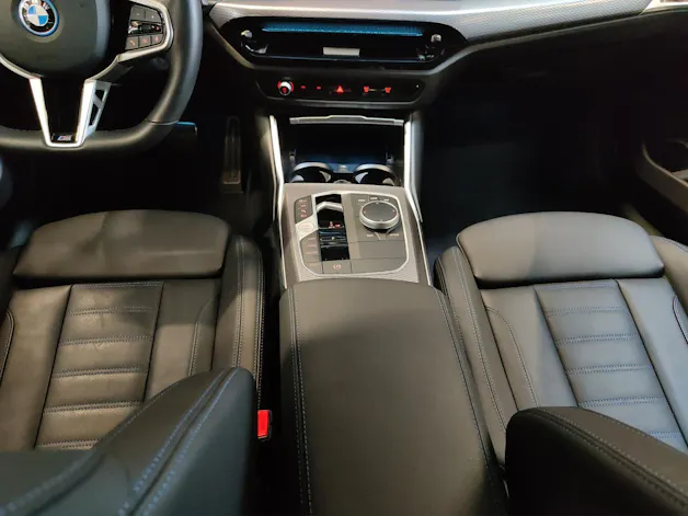 BMW 330e xDrive SAG Touring Attraktiven Leasingzinssatz ab 0.9 % bei Abschluss einer BMW Fahrzeugversicherung.