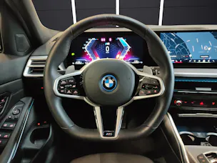 BMW 330e xDrive SAG Touring Attraktiven Leasingzinssatz ab 0.9 % bei Abschluss einer BMW Fahrzeugversicherung.