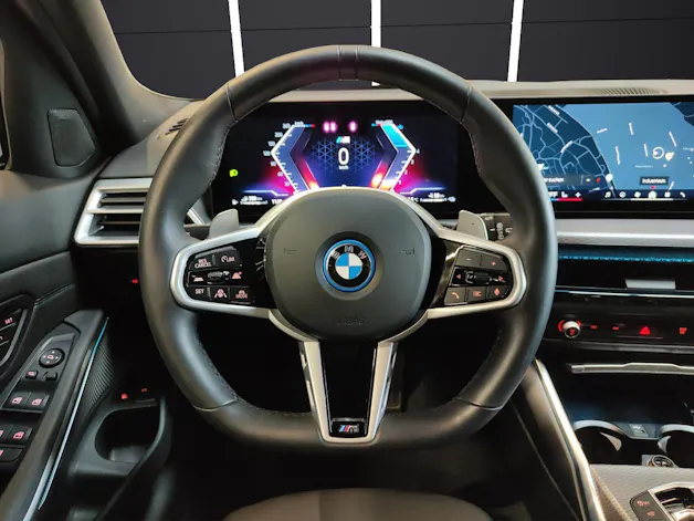 BMW 330e xDrive SAG Touring Attraktiven Leasingzinssatz ab 0.9 % bei Abschluss einer BMW Fahrzeugversicherung.