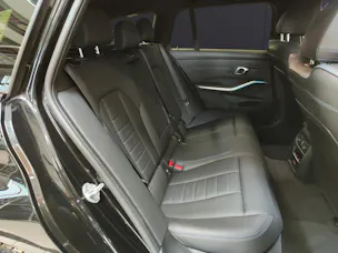 BMW 330e xDrive SAG Touring Attraktiven Leasingzinssatz ab 0.9 % bei Abschluss einer BMW Fahrzeugversicherung.