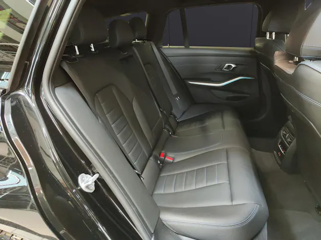 BMW 330e xDrive SAG Touring Attraktiven Leasingzinssatz ab 0.9 % bei Abschluss einer BMW Fahrzeugversicherung.