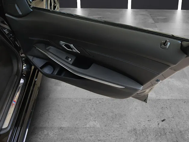 BMW 330e xDrive SAG Touring Attraktiven Leasingzinssatz ab 0.9 % bei Abschluss einer BMW Fahrzeugversicherung.