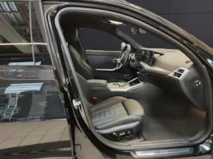BMW 330e xDrive SAG Touring Attraktiven Leasingzinssatz ab 0.9 % bei Abschluss einer BMW Fahrzeugversicherung.