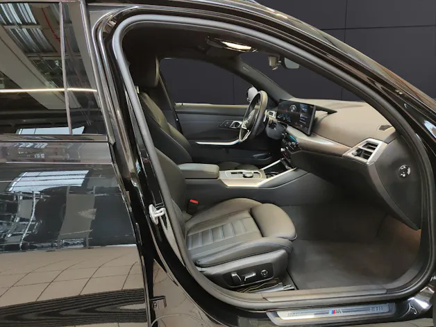 BMW 330e xDrive SAG Touring Attraktiven Leasingzinssatz ab 0.9 % bei Abschluss einer BMW Fahrzeugversicherung.