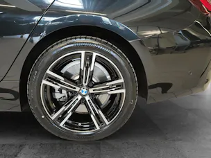 BMW 330e xDrive SAG Touring Attraktiven Leasingzinssatz ab 0.9 % bei Abschluss einer BMW Fahrzeugversicherung.