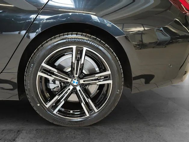 BMW 330e xDrive SAG Touring Attraktiven Leasingzinssatz ab 0.9 % bei Abschluss einer BMW Fahrzeugversicherung.