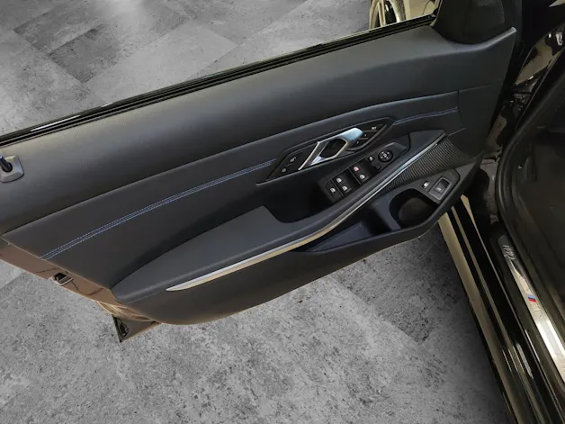 BMW 330e xDrive SAG Touring Attraktiven Leasingzinssatz ab 0.9 % bei Abschluss einer BMW Fahrzeugversicherung.