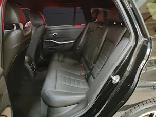 BMW 330e xDrive SAG Touring Attraktiven Leasingzinssatz ab 0.9 % bei Abschluss einer BMW Fahrzeugversicherung.