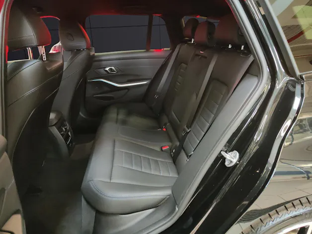 BMW 330e xDrive SAG Touring Attraktiven Leasingzinssatz ab 0.9 % bei Abschluss einer BMW Fahrzeugversicherung.