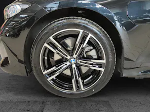BMW 330e xDrive SAG Touring Attraktiven Leasingzinssatz ab 0.9 % bei Abschluss einer BMW Fahrzeugversicherung.