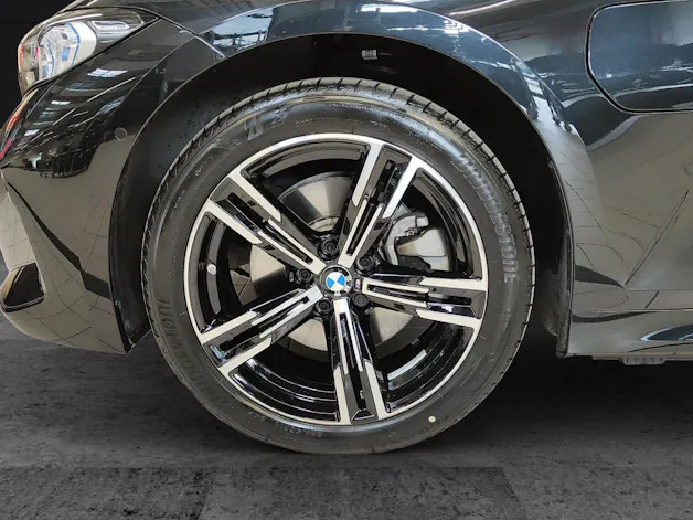 BMW 330e xDrive SAG Touring Attraktiven Leasingzinssatz ab 0.9 % bei Abschluss einer BMW Fahrzeugversicherung.