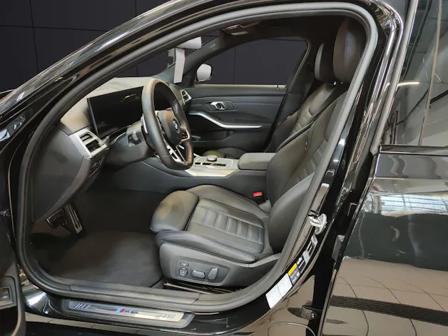BMW 330e xDrive SAG Touring Attraktiven Leasingzinssatz ab 0.9 % bei Abschluss einer BMW Fahrzeugversicherung.
