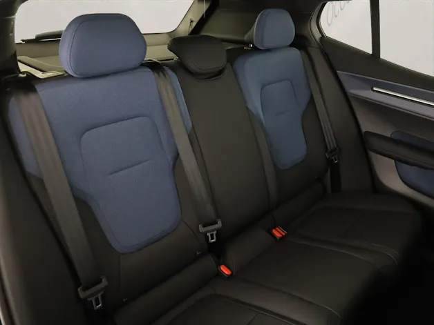 Volvo EX30 CC E60 Twin Performance AWD .