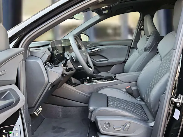 Audi SQ6 e-tron quattro Mythosschwarz Metallic