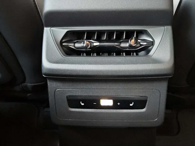 Audi SQ6 e-tron quattro Mythosschwarz Metallic