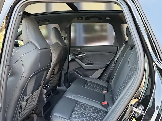 Audi SQ6 e-tron quattro Mythosschwarz Metallic