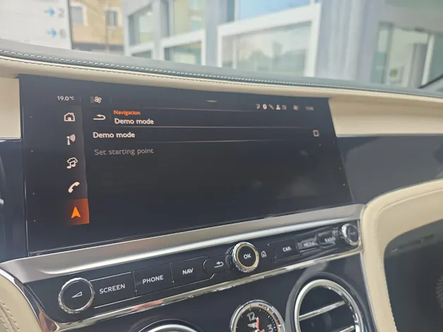 Bentley Continental GTC 4.0 V8 PHEV 680 PS / 1.9% Leasing möglich.