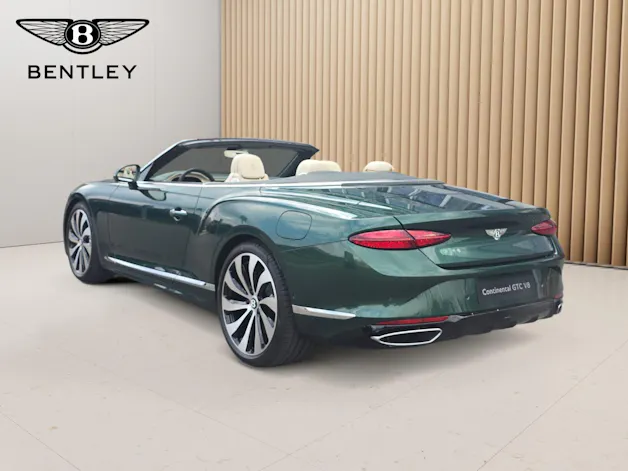 Bentley Continental GTC 4.0 V8 PHEV 680 PS / 1.9% Leasing möglich.