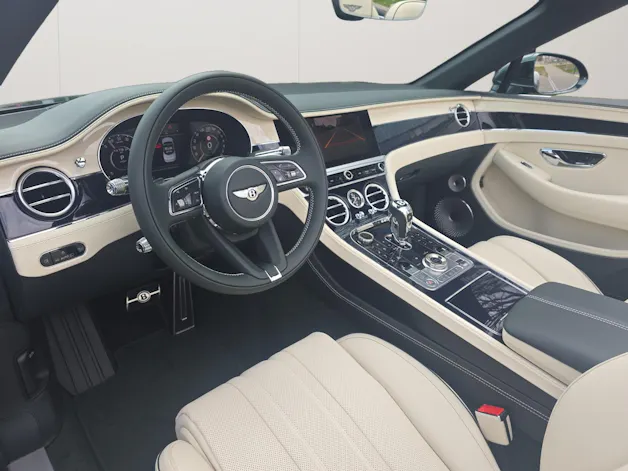 Bentley Continental GTC 4.0 V8 PHEV 680 PS / 1.9% Leasing möglich.