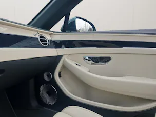 Bentley Continental GTC 4.0 V8 PHEV 680 PS / 1.9% Leasing möglich.