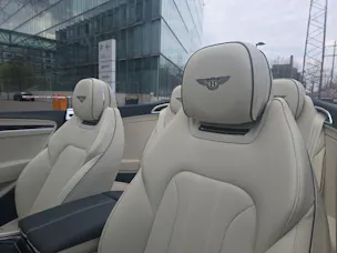 Bentley Continental GTC 4.0 V8 PHEV 680 PS / 1.9% Leasing möglich.