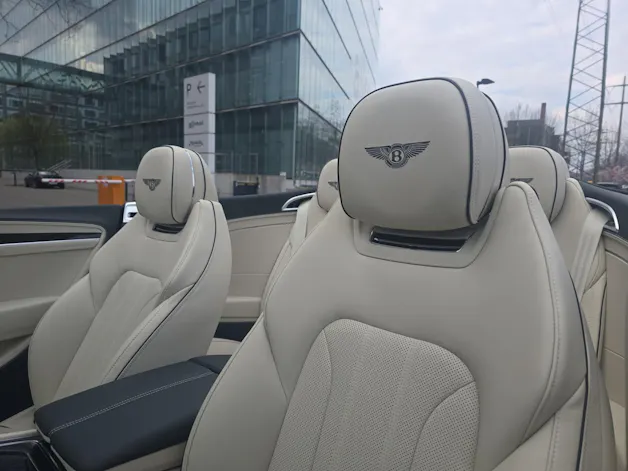 Bentley Continental GTC 4.0 V8 PHEV 680 PS / 1.9% Leasing möglich.