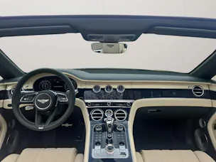 Bentley Continental GTC 4.0 V8 PHEV 680 PS / 1.9% Leasing möglich.