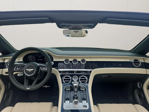 Bentley Continental GTC 4.0 V8 PHEV 680 PS / 1.9% Leasing möglich.