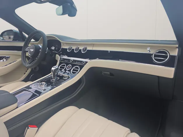 Bentley Continental GTC 4.0 V8 PHEV 680 PS / 1.9% Leasing möglich.