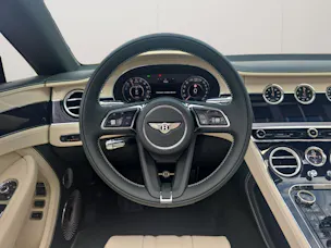 Bentley Continental GTC 4.0 V8 PHEV 680 PS / 1.9% Leasing möglich.