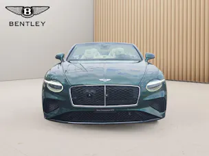Bentley Continental GTC 4.0 V8 PHEV 680 PS / 1.9% Leasing möglich.