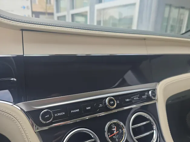 Bentley Continental GTC 4.0 V8 PHEV 680 PS / 1.9% Leasing möglich.