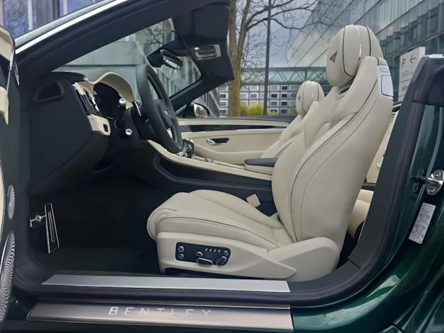 Bentley Continental GTC 4.0 V8 PHEV 680 PS / 1.9% Leasing möglich.