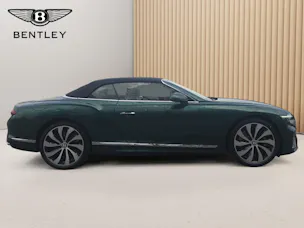 Bentley Continental GTC 4.0 V8 PHEV 680 PS / 1.9% Leasing möglich.