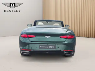Bentley Continental GTC 4.0 V8 PHEV 680 PS / 1.9% Leasing möglich.