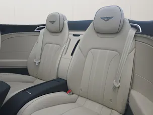 Bentley Continental GTC 4.0 V8 PHEV 680 PS / 1.9% Leasing möglich.