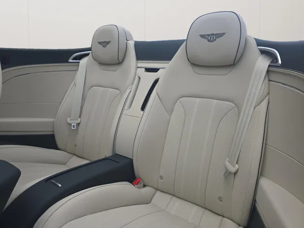 Bentley Continental GTC 4.0 V8 PHEV 680 PS / 1.9% Leasing möglich.