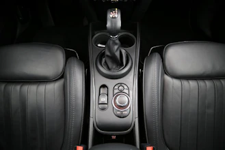 https://vehicle.imgix.net/4244085/89e60c63-d5b5-4bf3-8347-626d112de5bc.jpg
