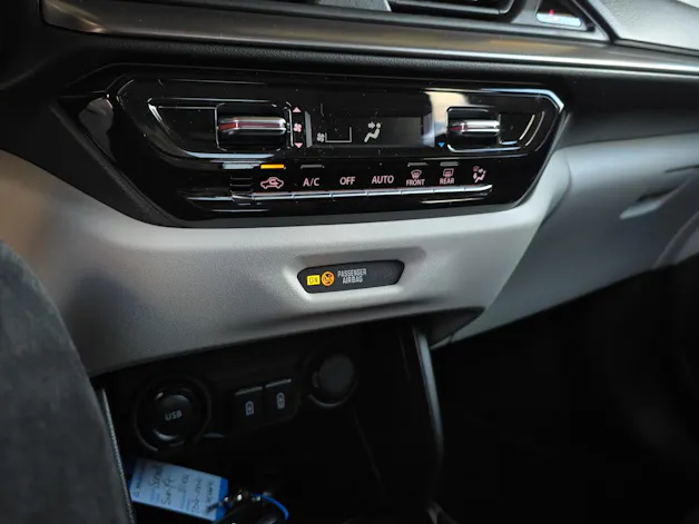Suzuki Swift 1.2 Sakura Top Hybrid 4x4