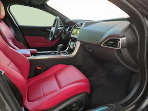 Jaguar XE 2.0 T 300 Sport AWD - Gancio traino elettrico & Ruote invernali inclusi