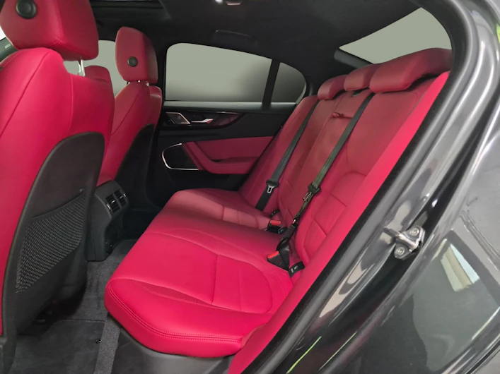 immagine del veicolo JAGUAR XE