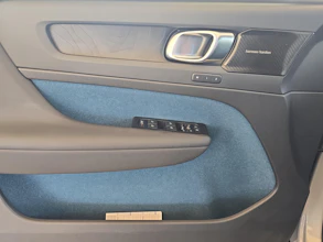 https://vehicle.imgix.net/4247745/7833c786-166c-45b4-95c5-93e899276ed5.jpg