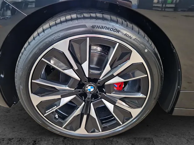 BMW iX M70