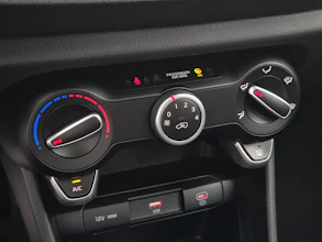 https://vehicle.imgix.net/4250274/6d90a05f-2fb4-44a1-b6b9-e7aa4bd5f2f5.jpg