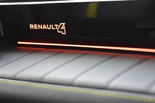 Renault R4 E-Tech Comfort Range iconic