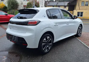 Peugeot e-208 Allure Helvetia (440)