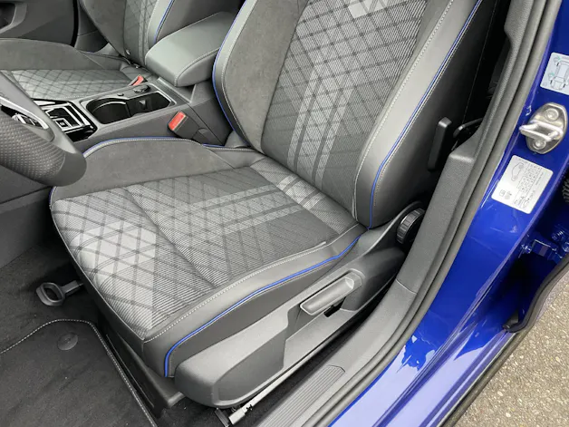 VW Golf VIII 1.5 eTSI R-Line DSG